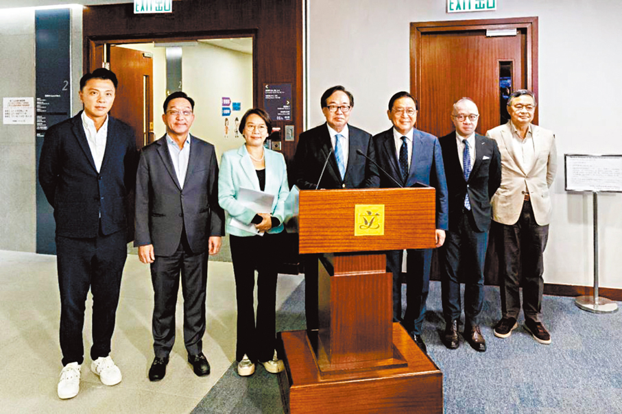 ●經民聯立法會議員見傳媒，建議高鐵西九龍站口岸推行「兩地一檢」。 經民聯供圖