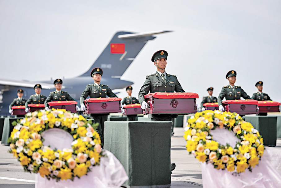 ●9月12日，第十二批在韓中國人民志願軍烈士遺骸回國。這是在瀋陽桃仙國際機場，禮兵將殮放志願軍烈士遺骸的棺槨從專機護送至棺槨擺放區。 新華社