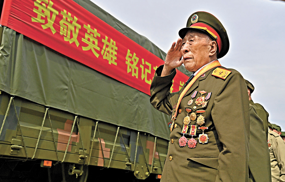 ●12日，志願軍老戰士在瀋陽抗美援朝烈士陵園門口迎接運送志願軍烈士遺骸的車隊。 新華社