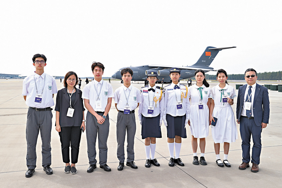 ●培僑中學師生在烈士遺骸迎回儀式後，與國之重器運-20合影。香港文匯報特約記者陳鴻博 攝