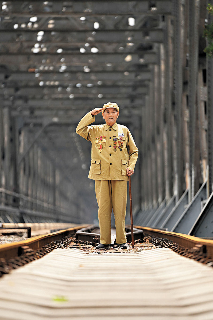 ●老兵王鳳和生前在當年出國作戰曾走過的鴨綠江大橋上留影。 香港文匯報瀋陽傳真