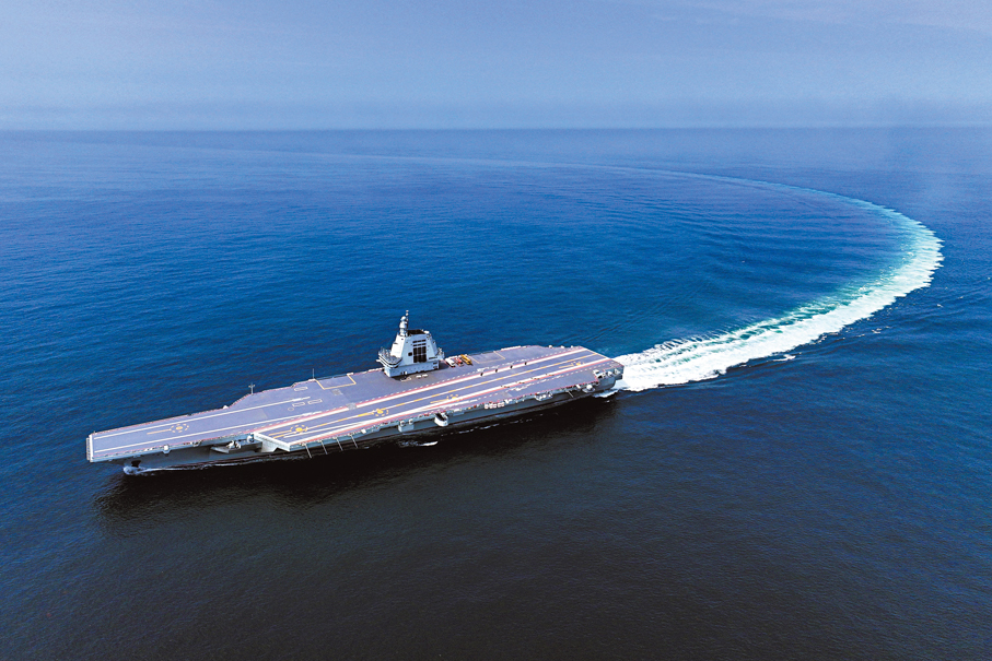 ●中國第3艘航母福建艦日前通過台灣海峽,赴南海相關海域開展科研試驗和訓練任務。 資料圖片