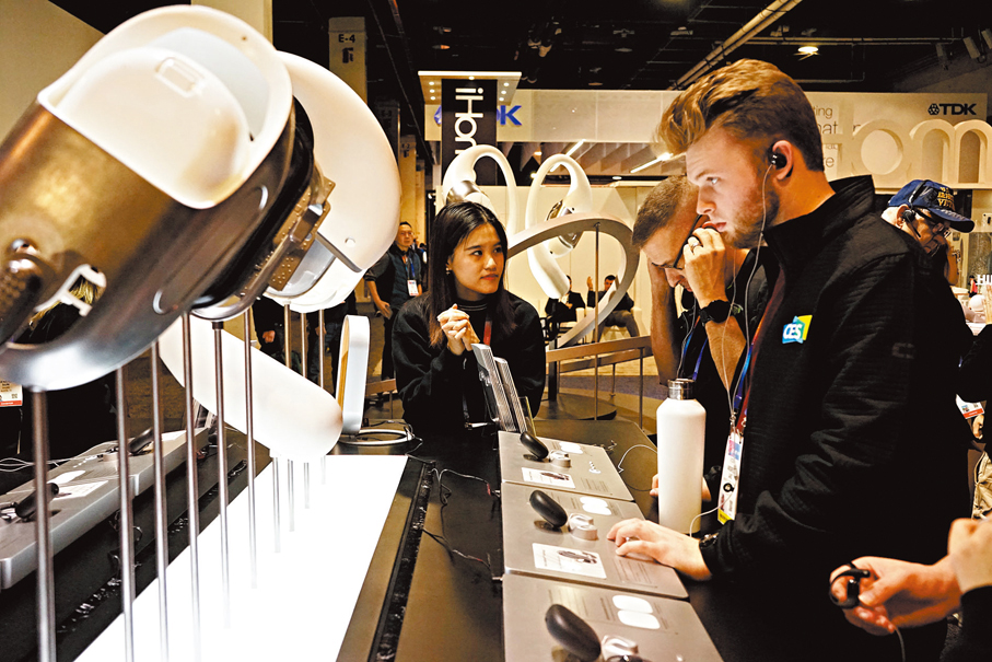 ●早前，人們在美國拉斯維加斯消費電子展韶音科技展區體驗產品。 資料圖片