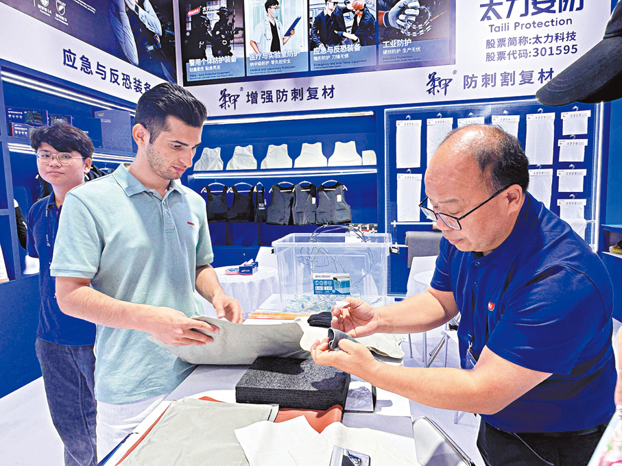 ●廣東優品展覽會12日開幕，太力科技的展位上，防刺布料吸引不少採購商的駐足了解。香港文匯報記者盧靜怡  攝