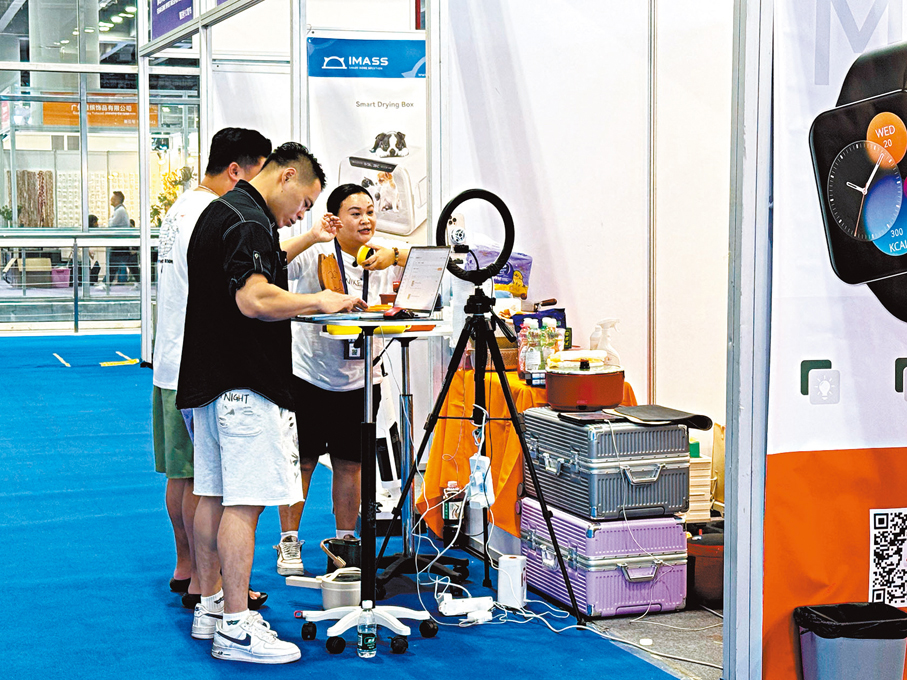 ●在廣東優品展覽會上，很多外貿企業一邊參展、一邊開直播，全方位拓展內銷市場。香港文匯報記者盧靜怡  攝