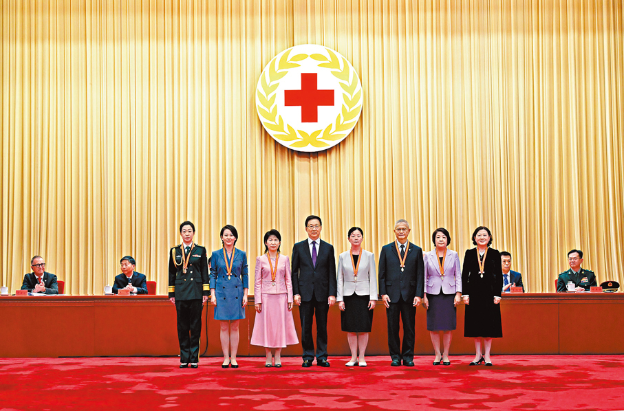 ●9月12日上午，第50屆南丁格爾獎頒獎大會在北京人民大會堂舉行。國家副主席、中國紅十字會名譽會長韓正為中國獲獎者頒獎。 新華社