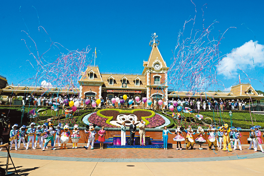 ●迪士尼度假區開業20周年，園方在昨日開園時間舉辦「20周年奇妙開園時刻」活動及慶祝儀式。香港文匯報記者萬霜靈  攝