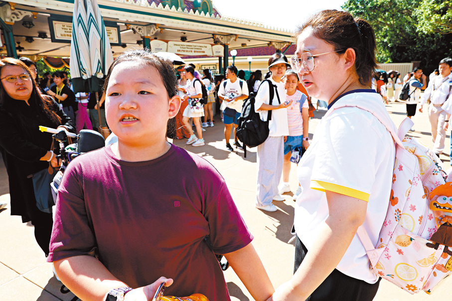 ●來自深圳的旅客顏女士特地帶着女兒前來遊玩。 香港文匯報記者萬霜靈  攝