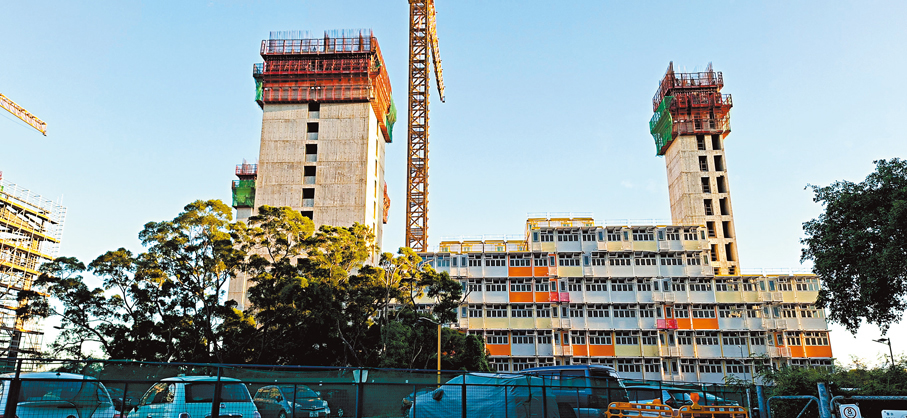 ●建築署於恒常巡查中發現，小欖簡約公屋用作固定預製單位與石屎牆之間的螺絲被人剪短。圖為該簡約公屋建築地盤。 香港文匯報記者鄧偉明  攝