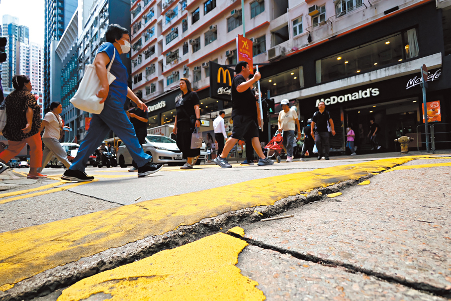 ●民建聯展開「全港破損路面大搜查」，發現逾500處路陷黑點，其中以中西區最嚴重。 香港文匯報記者涂穴  攝