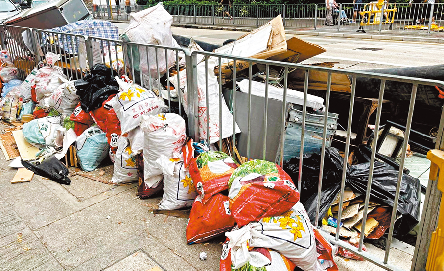 ●申訴專員陳積志昨日公布就非法棄置建築廢物問題及「好好斗」回收服務的主動調查行動報告。