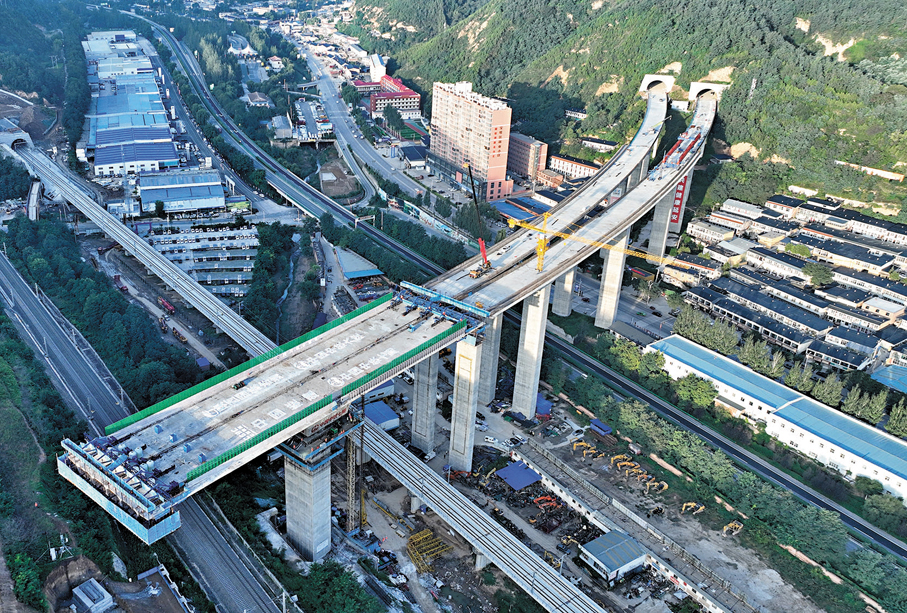 ●截至2024年末，中國政府全口徑債務總額為92.6萬億元，同時，政府債務對應着大量優質資產。中國政府負債率處於合理區間。圖為位於陝西延安的南泥灣機場大橋成功轉體實現對接。 新華社