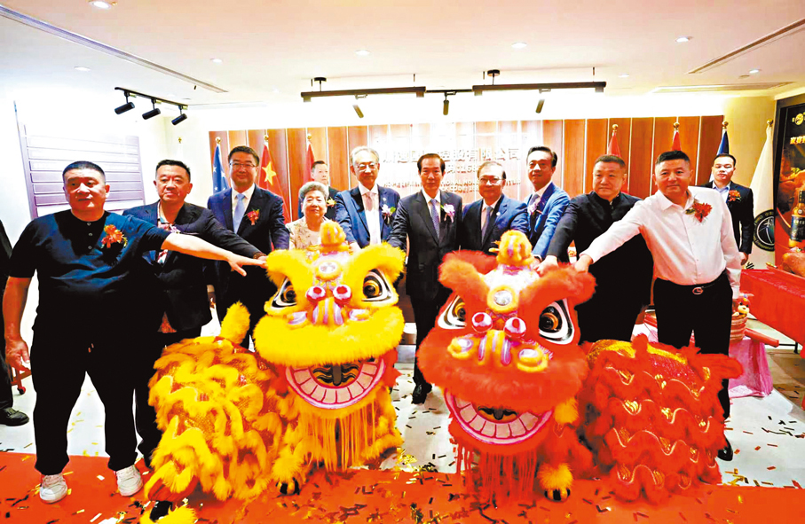 ●中國空中商學院企業家俱樂部香港辦、曠逸國際新址同步舉行開業剪綵和揭牌儀式。大公文匯全媒體記者馬丁  攝