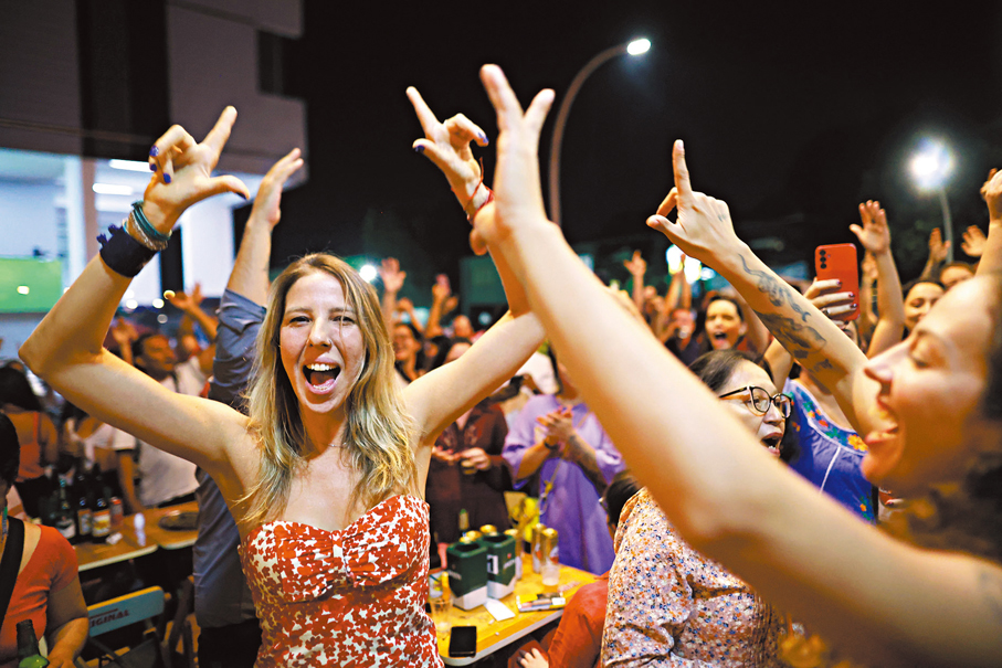 ●巴西民眾慶祝博爾索納羅被重判。 美聯社