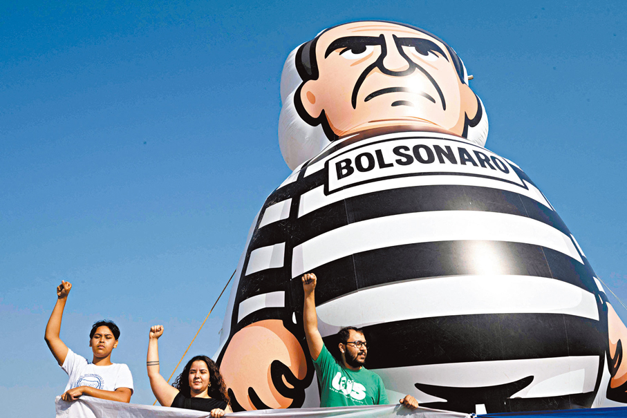 ●穿上囚衣的博爾索納羅巨型充氣公仔被遊街示眾。 法新社