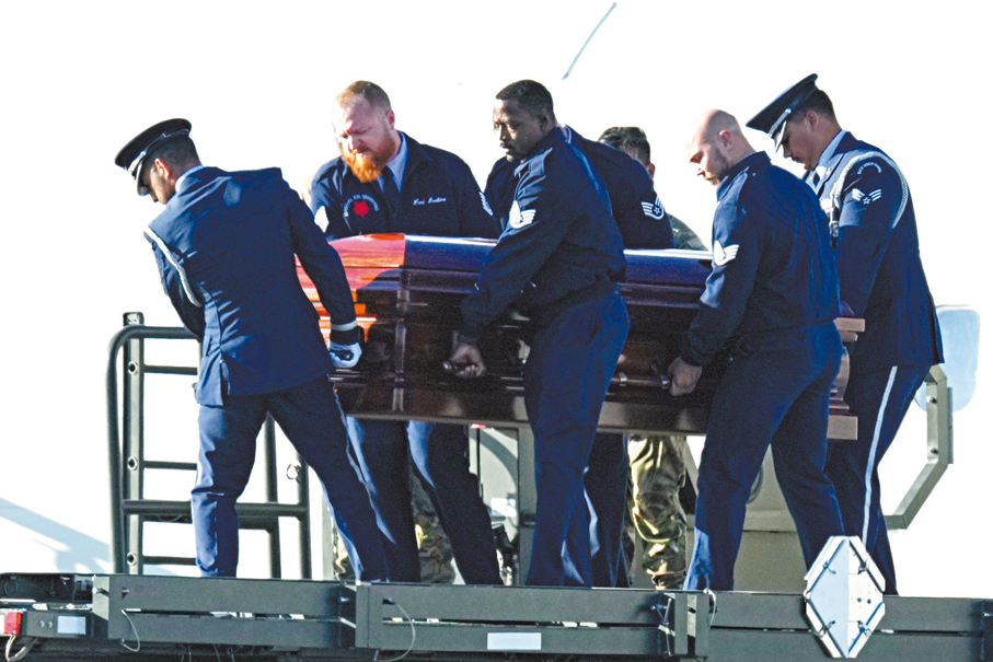 ●美國副總統萬斯親赴猶他州慰問柯克遺孀，以專機「空軍二號」護送柯克靈柩返回亞利桑那州。 美聯社