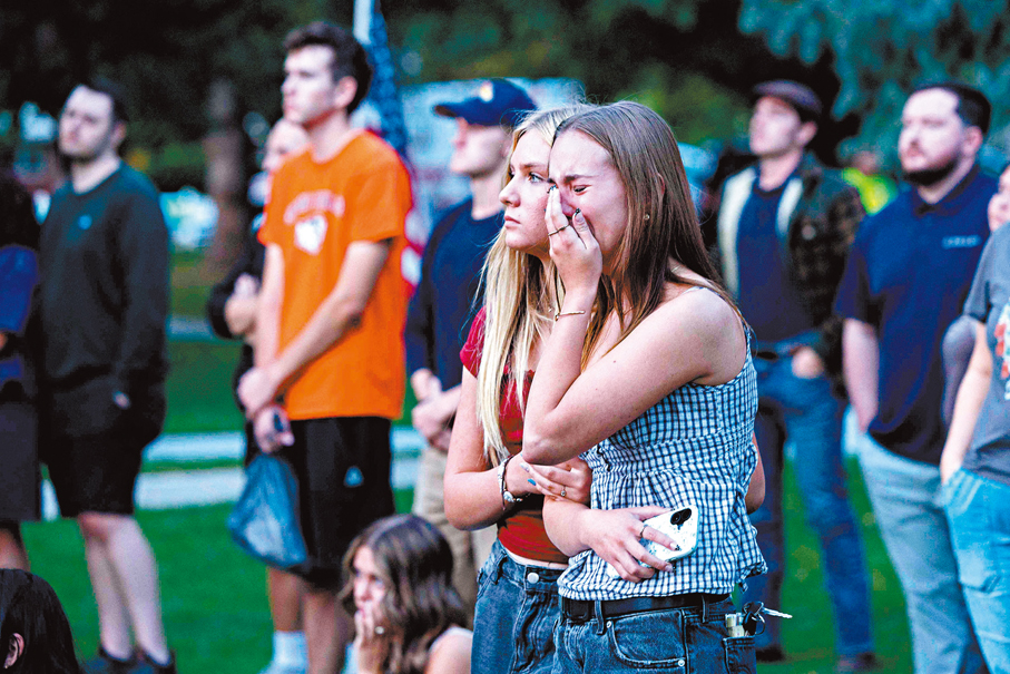 ●猶他州民眾悼念柯克時傷心痛哭。 法新社