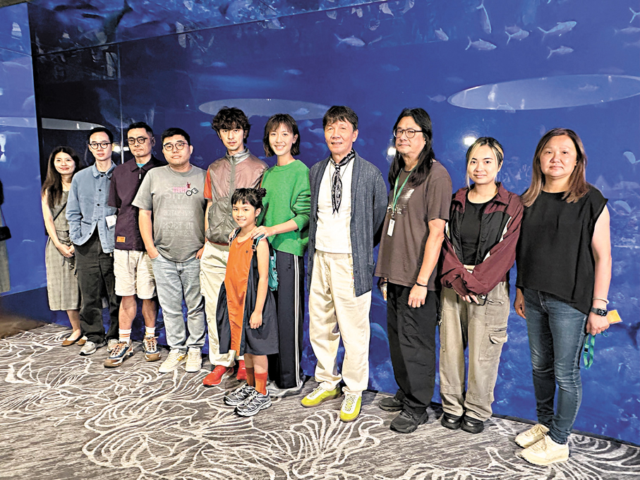 ●眾主創齊聚海洋公園水族館拍攝新片《女兒2》。香港文匯報記者子棠  攝