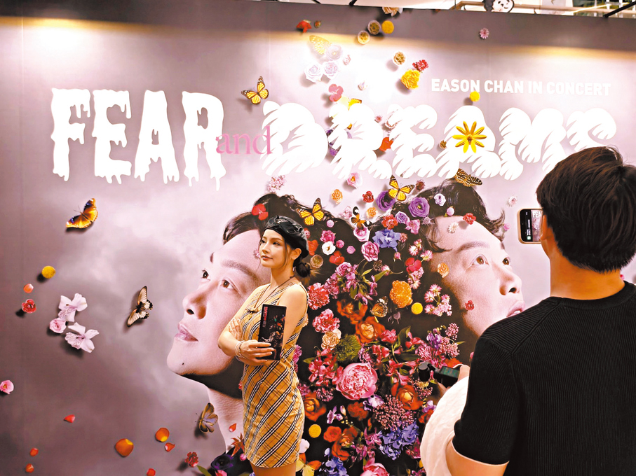 ●粉絲前來拍照打卡。 香港文匯報記者胡永愛 攝