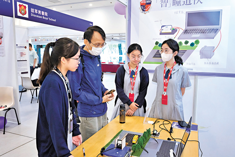 ●學生向觀眾介紹自己的參展作品。