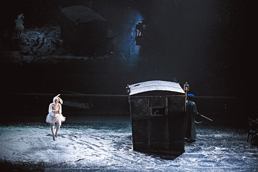 ●《葉甫蓋尼·奧涅金》裏的兔子成為了連接歷史與舞台的密鑰。 劇方供圖