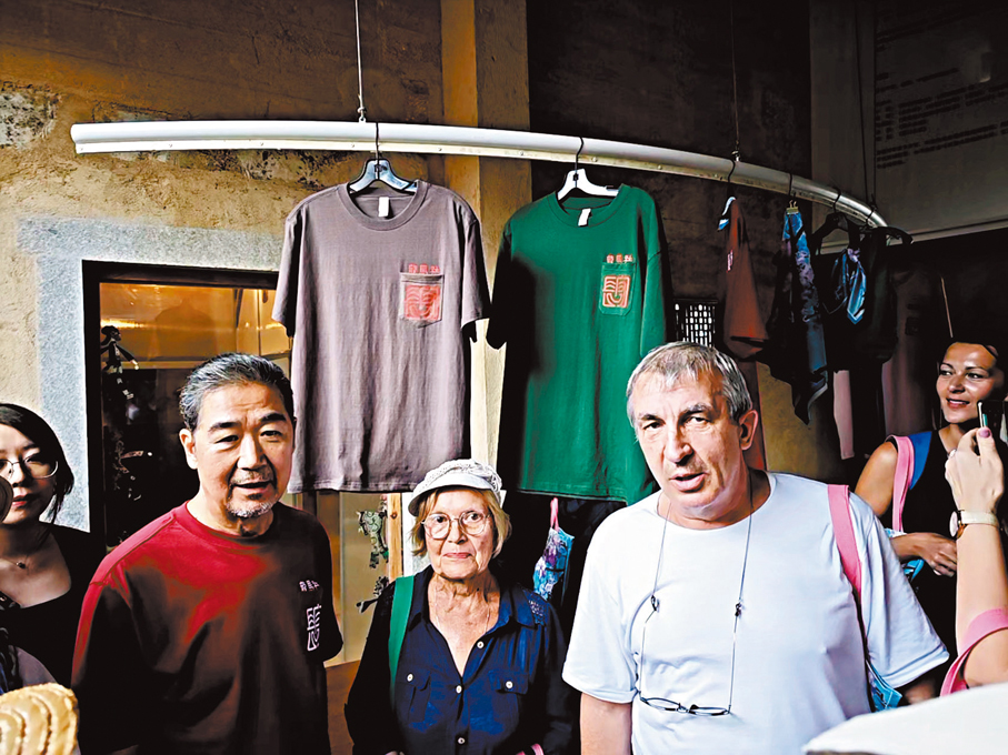 ●張國立和俄羅斯藝術家們在坪山長守戲劇谷互動。  記者李薇  攝