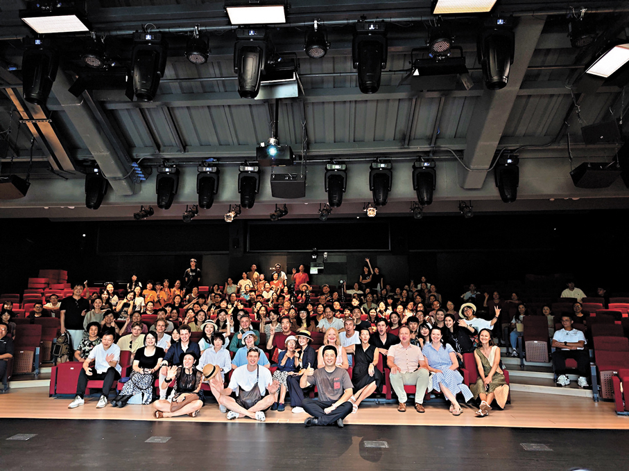 ●俄羅斯瓦赫坦戈夫劇院話劇演員在深圳坪山舉行見面會。  記者李薇  攝