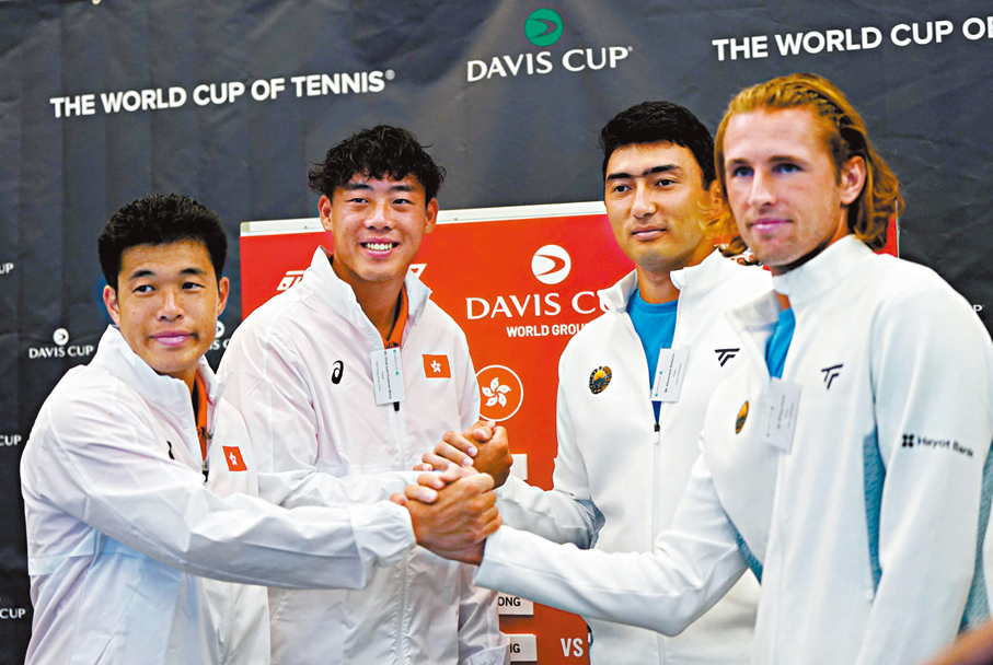 ●黃澤林（左二）與黃俊鏗（左）賽前與對手握手。