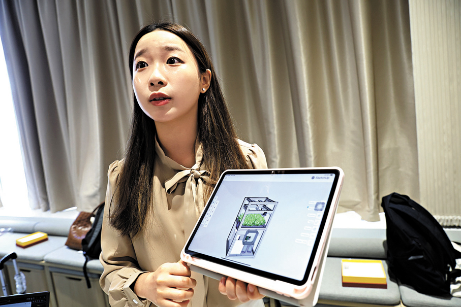 ●李寶琳講解其水耕技術。 香港文匯報記者萬霜靈  攝