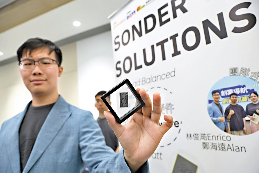 ●Enrico Lam展示手上的離線AI硬件。 香港文匯報記者萬霜靈  攝
