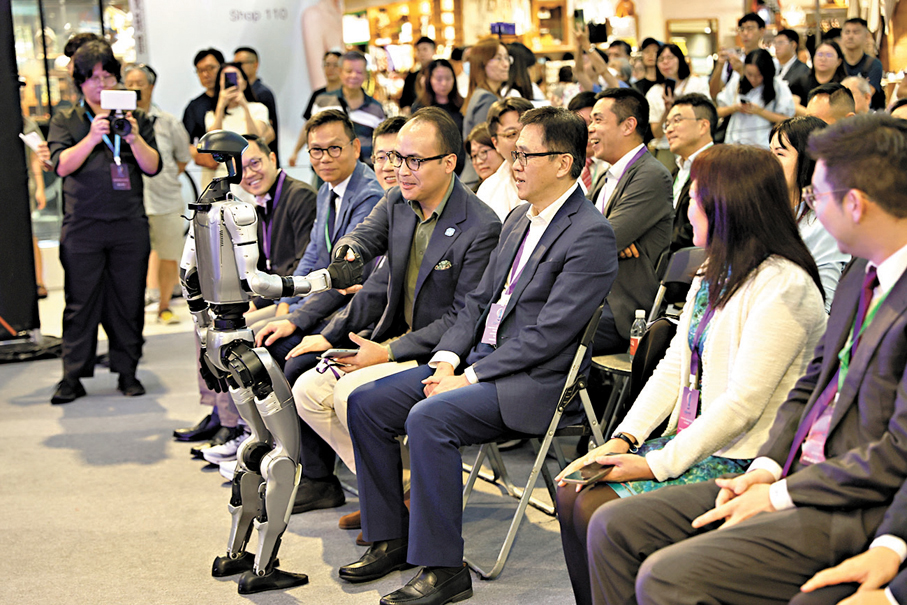 ●機械人同場作展演。 香港文匯報記者萬霜靈 攝