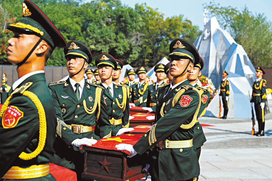 ●禮兵護送烈士棺槨緩緩步入安葬地宮。
