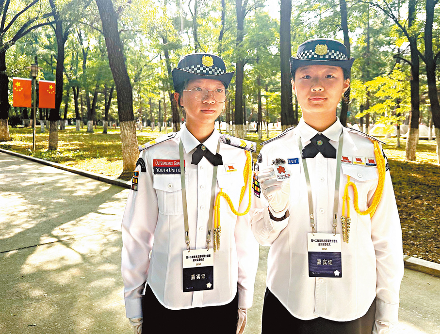 ●香港升旗隊總會學生代表李穎琛（右）和同學接受香港文匯報記者採訪。