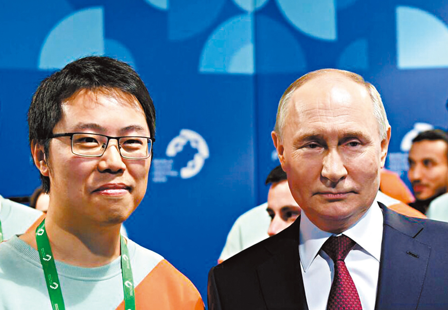 ●俄羅斯海參崴遠東聯邦大學博士生高子騫（左）2019年參加世界青年節，與普京合影。 于海江 攝