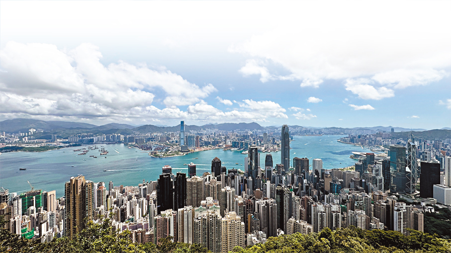 ●在太平山俯瞰維港與摩天大樓交織的壯麗景致,是許多遊客難忘的體驗。