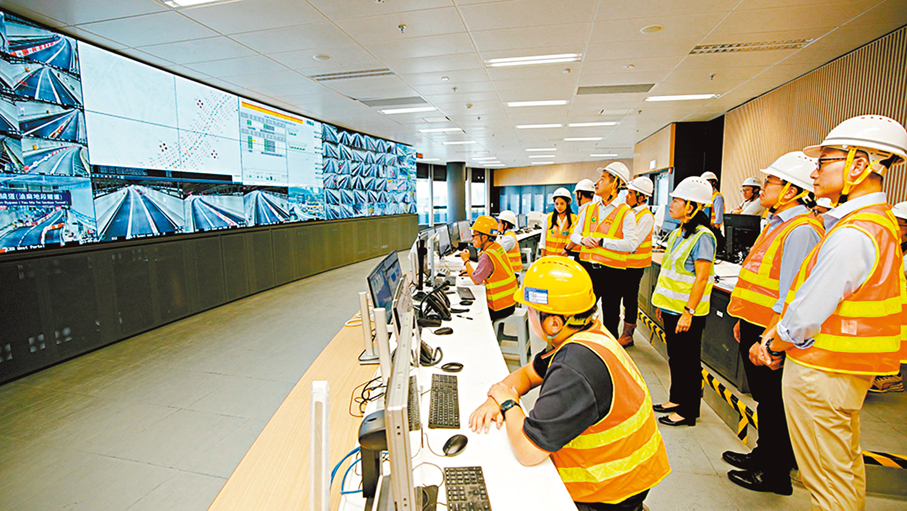 ●陳美寶視察當日亦到訪位於行政大樓的控制中心，了解相關運作。 網誌圖片