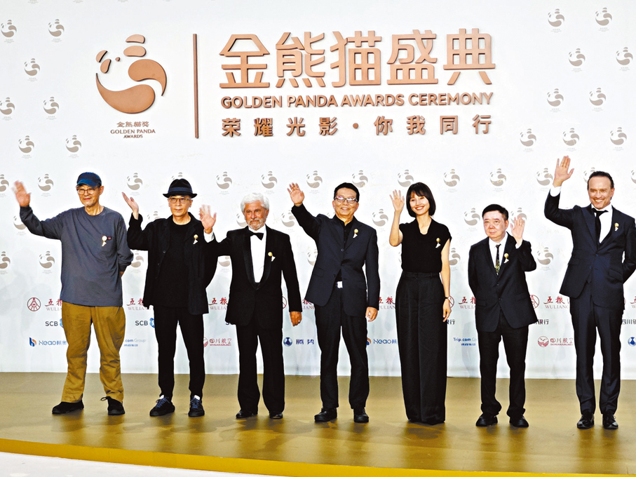 ●香港導演文雋(右二)是電影單元評委之一。  香港文匯報記者向芸 攝