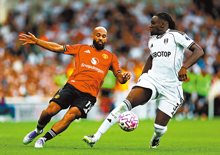 ●曼聯「三叉戟」僅剩麥比奧莫（左）一人正選上陣。 資料圖片