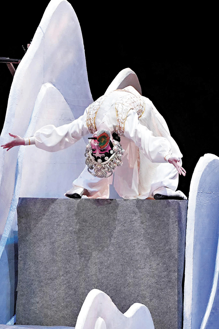 ●《白蛇·許仙情越千年》中梁非同拗腰、側手翻落地，輕巧利落，精彩。