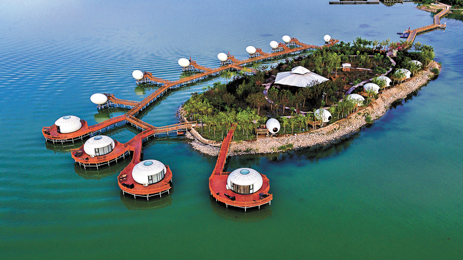 ●寧夏沙湖擁有江南水鄉之秀美。