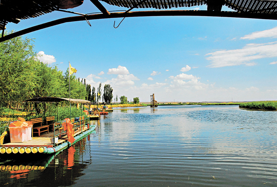 ●黃沙古渡中的月牙湖，波光燦燦，景色優美。
