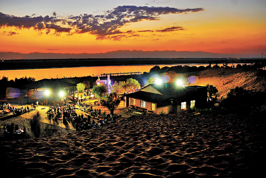 ●暮色時分，「大漠孤煙直，長河落日圓」的壯觀景象讓人驚嘆。