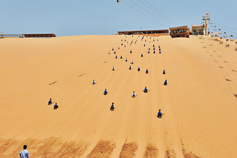 ●沙坡頭滑沙場坡長約200米，是我國距離最長的滑沙項目和西北最大的天然滑沙場。