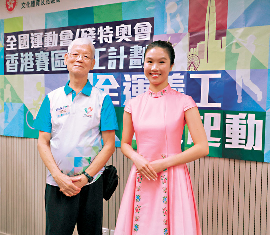 ●義工葉錫剛（左）和陳嘉男（右）　香港文匯報記者北山彥  攝