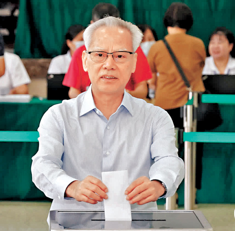 ●岑浩輝到慈幼中學(xué)票站投票。澳門特區(qū)政府新聞局圖片