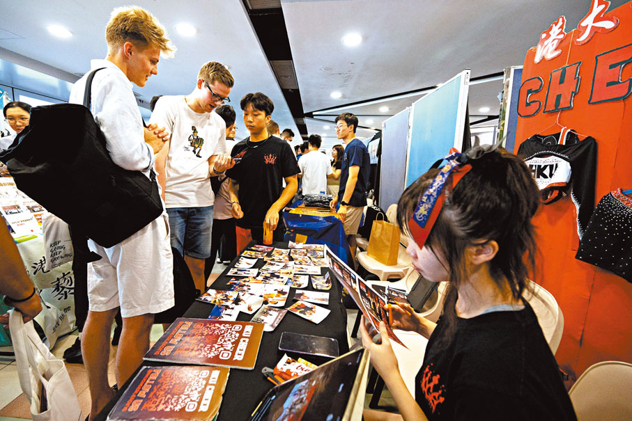 ●非本地生在迎新活動了解港大校園生活。 港大圖片