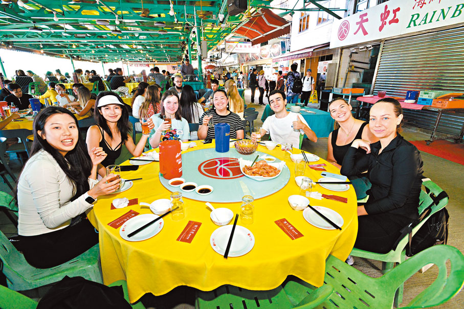 ●浸大學生在南丫島品嘗海鮮。   浸大圖片