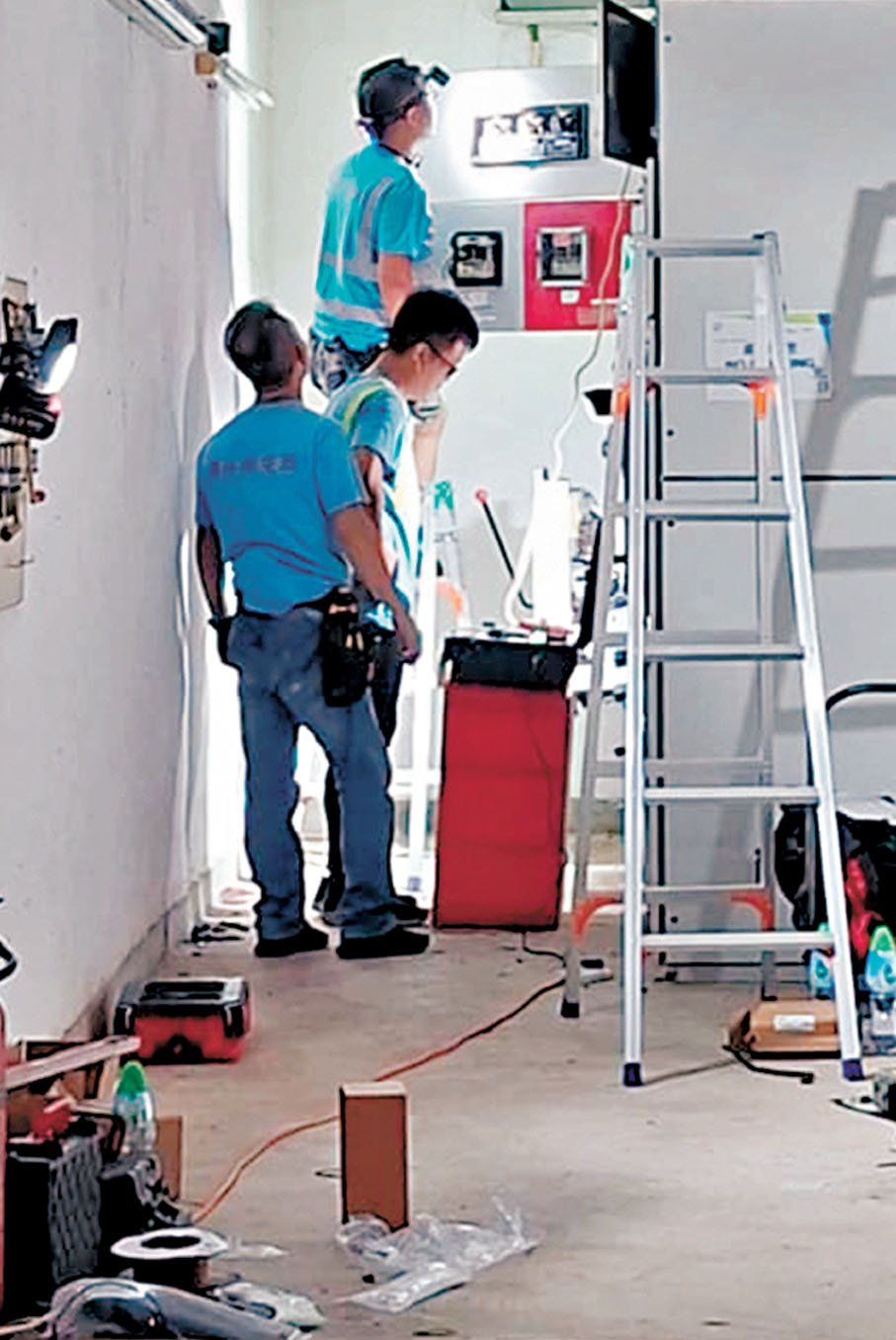 ●工程人員通宵搶修電力系統。香港文匯報記者鄧偉明  攝