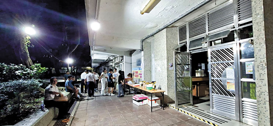 ●大廈法團和管理處在地下向居民派發樽裝水和食物。香港文匯報記者鄧偉明  攝