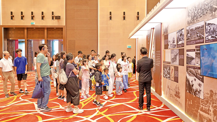 ●親子共同參觀主題展覽，了解抗戰歷史。